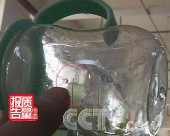震惊！这种奶瓶遇高温释放158万个微塑料快看看你家有没有(图1)