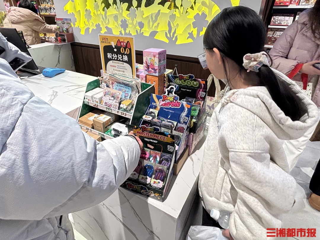 扭扭乐成年轻人“新盘串”指尖解压玩具风靡消费新观察(图1)