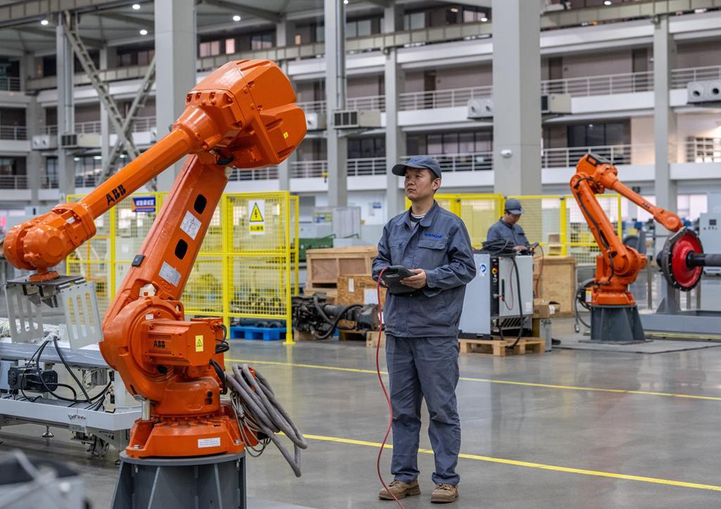 《河北日报》报道唐山丨一台机器人的中试跨越(图1)