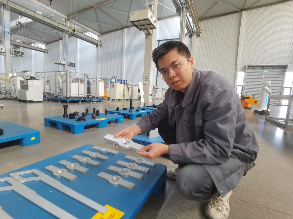 《河北日报》报道唐山丨一台机器人的中试跨越(图2)