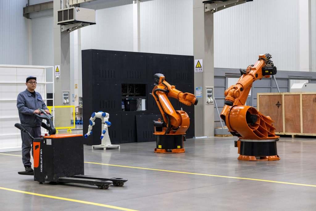 《河北日报》报道唐山丨一台机器人的中试跨越(图3)