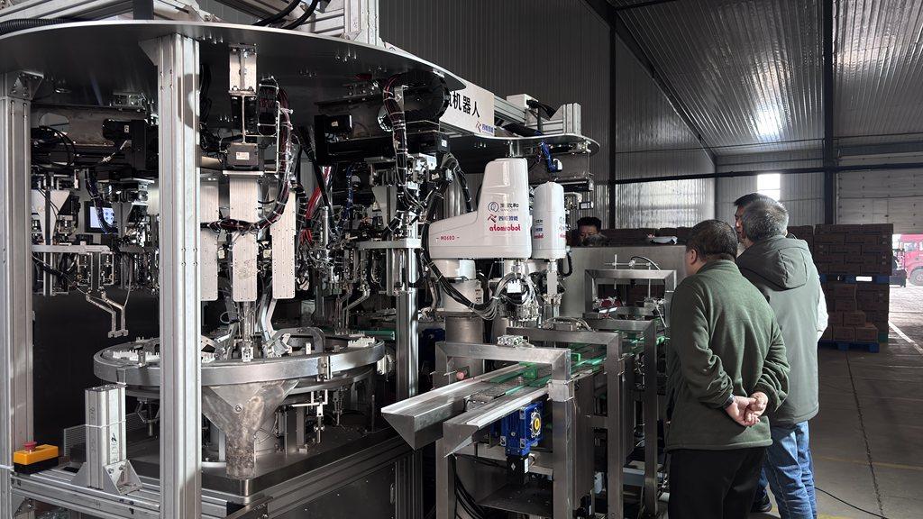 《河北日报》报道唐山丨一台机器人的中试跨越(图4)