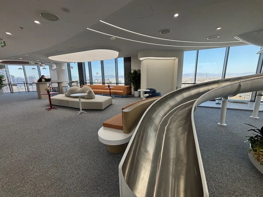 仿生机器人、万元级人形机器人“出圈”“95后”创业者闯入行业抢位赛(图1)