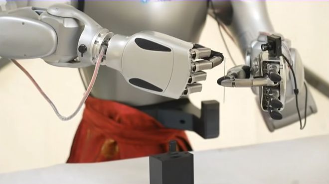 人形机器人跑赢世界冠军！刚刚(图11)